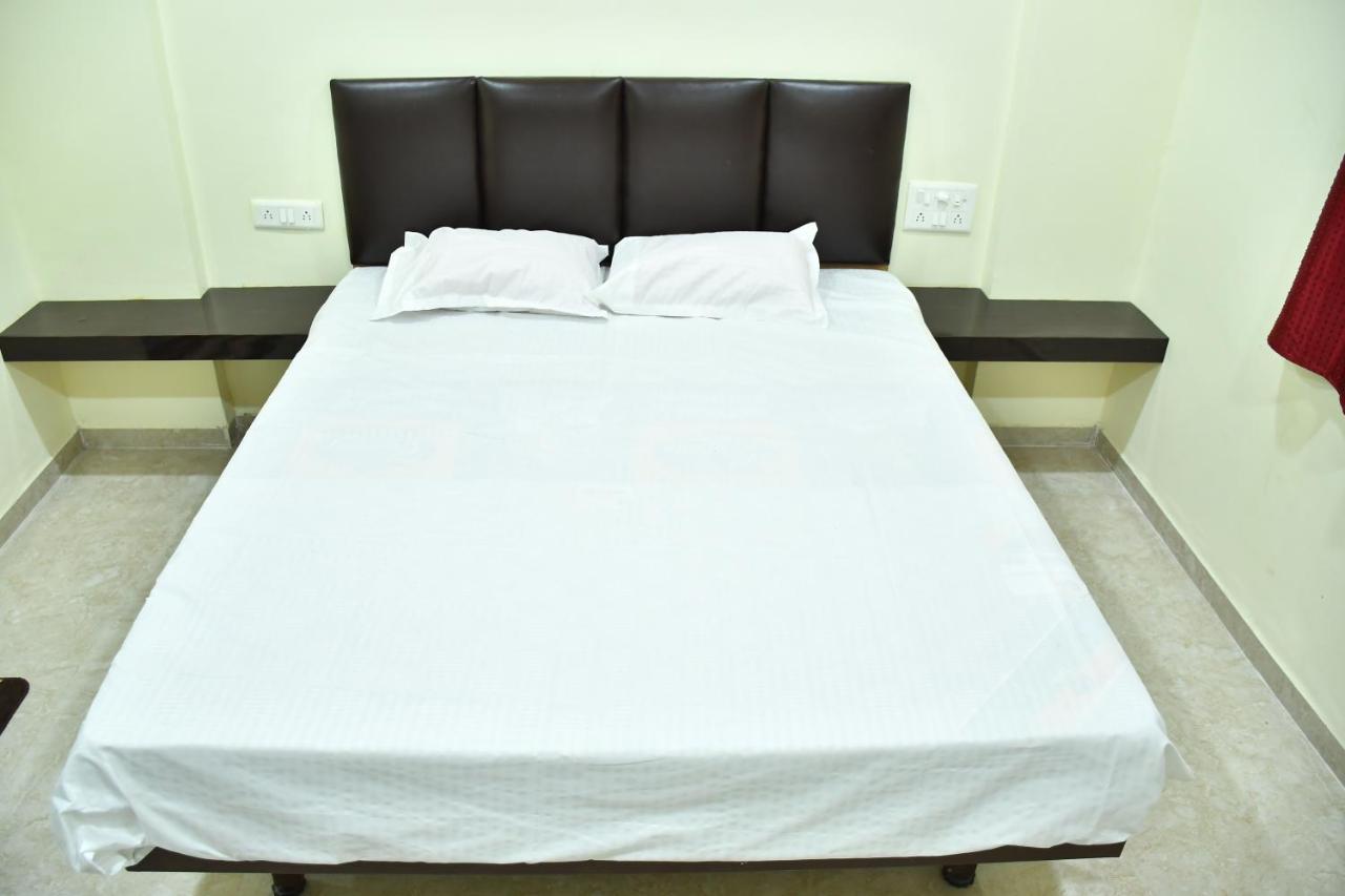 Akalkot Hotel Kalika Residency מראה חיצוני תמונה