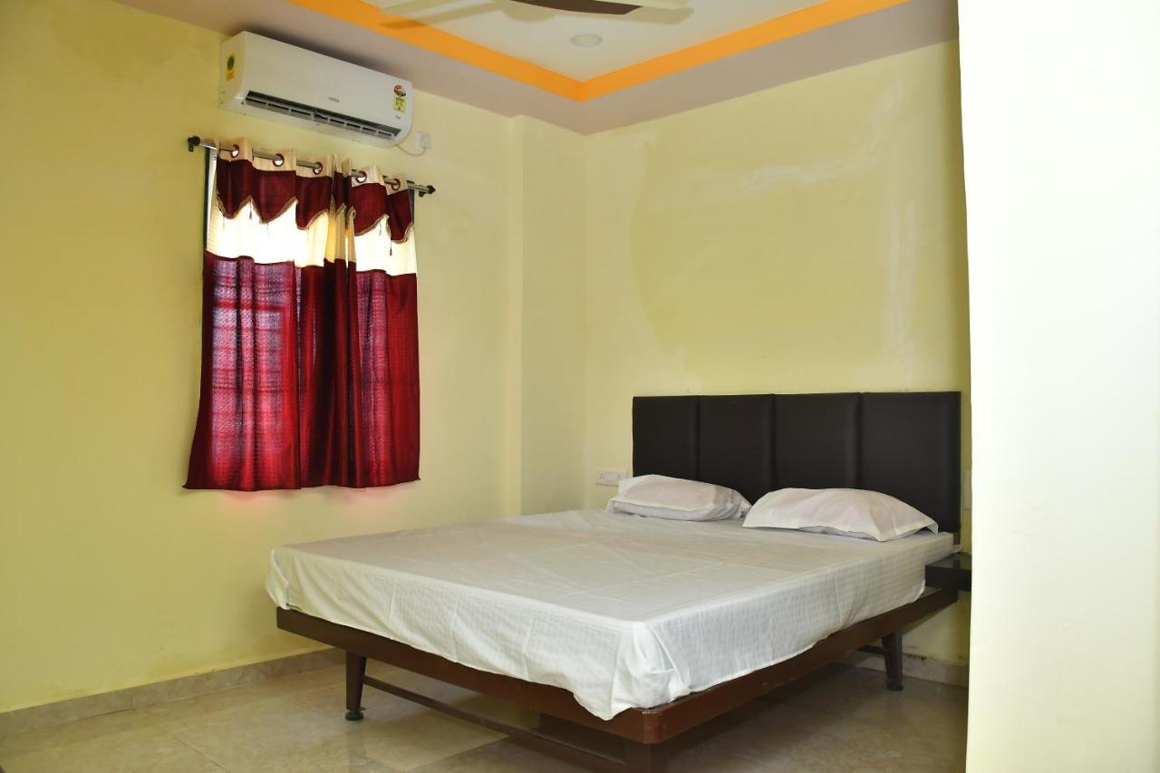 Akalkot Hotel Kalika Residency מראה חיצוני תמונה