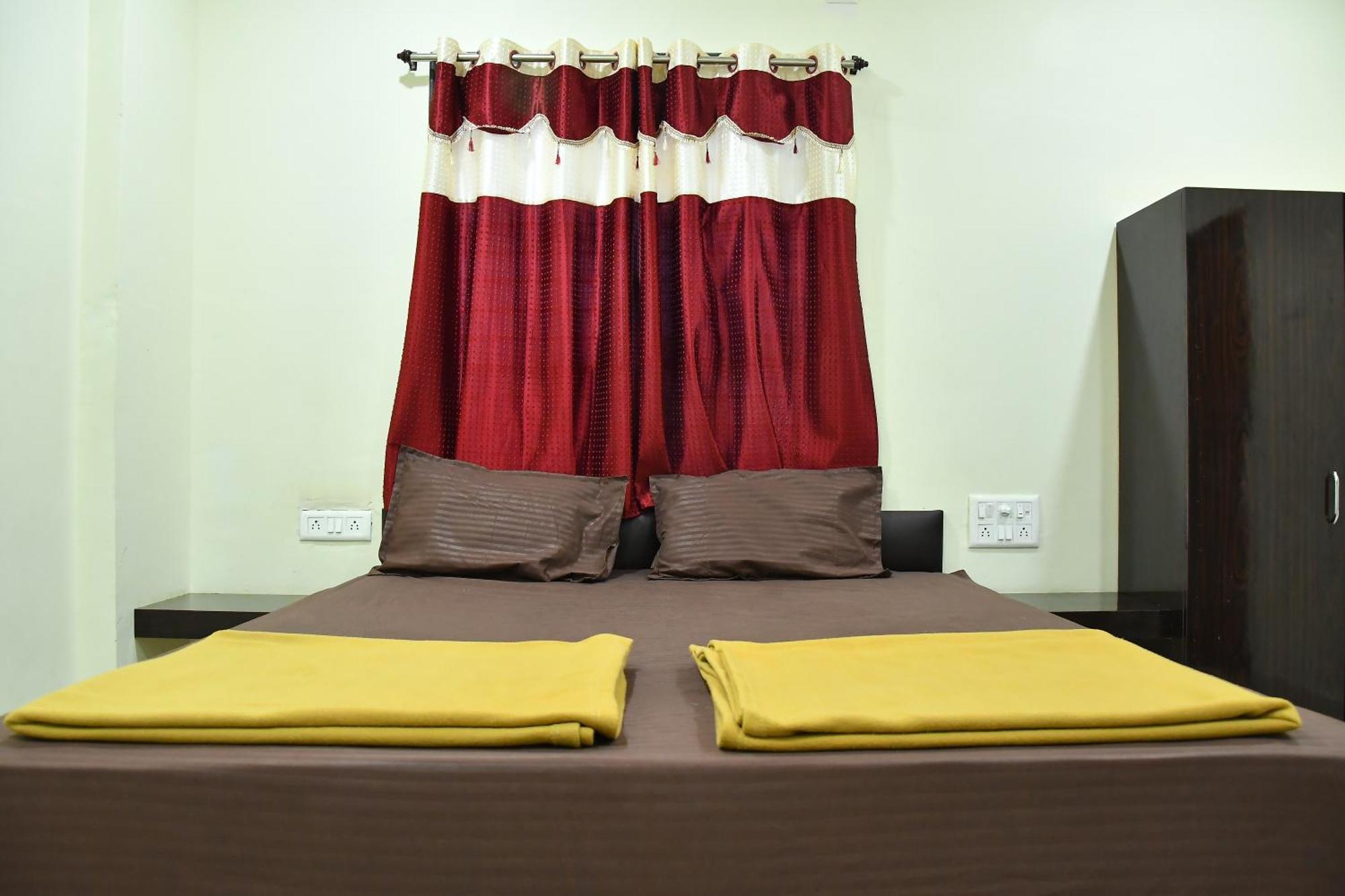 Akalkot Hotel Kalika Residency מראה חיצוני תמונה